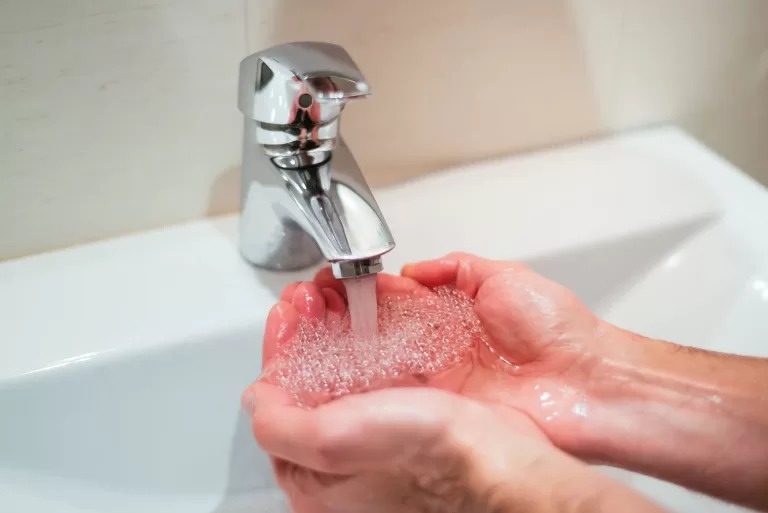 Jak skutecznie naprawić cieknący kran? Poradnik dla początkujących