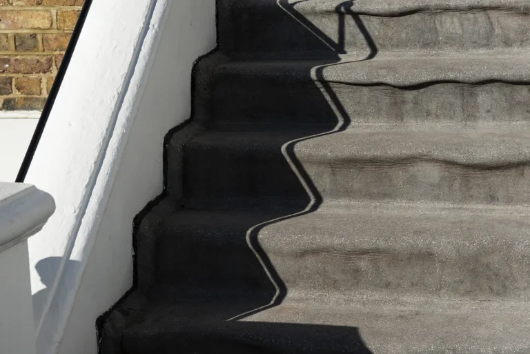 dzien-w-miescie-z-cieniami-architektury(1)
