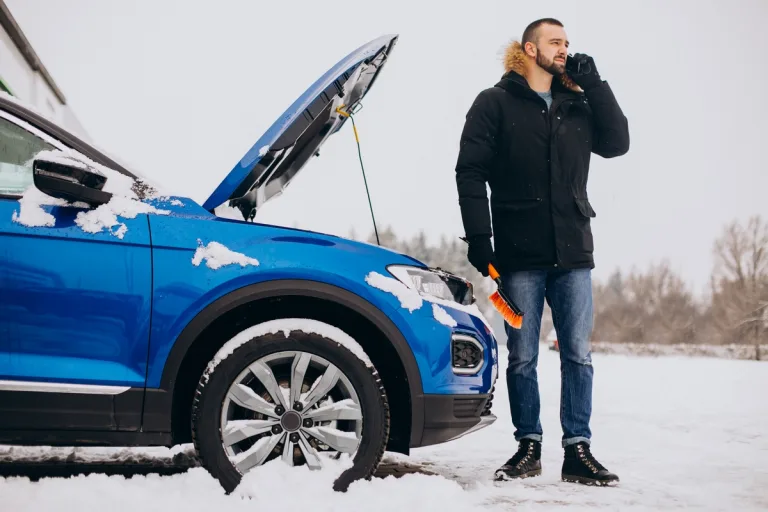 Zamarznięte zamki i drzwi w samochodzie – jak sobie z nimi radzić zimą?